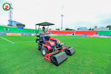 Xe cắt cỏ sân bóng đá